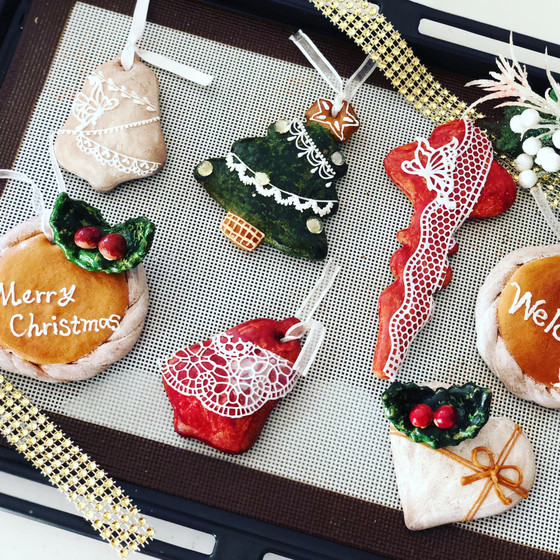 ジンジャーブレッドクリスマスオーナメントアイシングクッキー