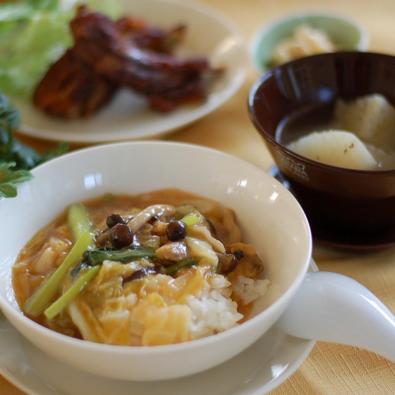 簡単だから何度でも　白菜の餡掛けご飯、甘辛スペアリブ、白菜の即席漬け、大根の即席漬け