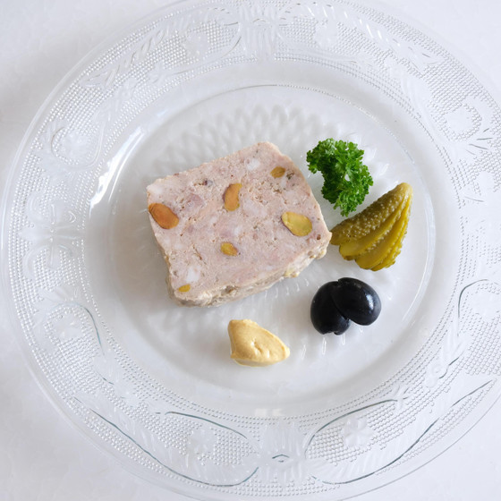 簡単だから何度でも　パテドカンパーニュ、ビーツのサラダ仕立て、鶏もも肉のフリカッセ（クリームシチュー）