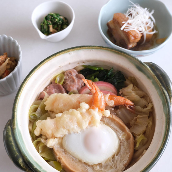 簡単だから何度でも　豚の角煮、おからの含め煮、春菊とりんごの胡桃和え、海老天の鍋焼きうどん