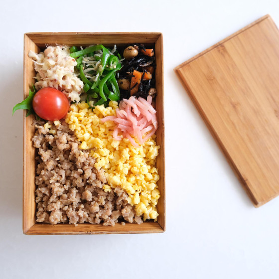 作り続けれらるお弁当　六月のお弁当（酢飯、鶏そぼろ、卵そぼろ、ポテサラ、ししとうと雑魚の酒炒り、ひじき煮、紅生姜）