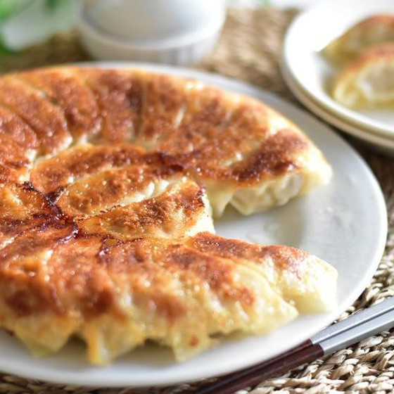 簡単だから何度でも　焼き餃子、豚キムチ、蒸し茄子の生姜醤油和え、玉ねぎとワカメのマリネ