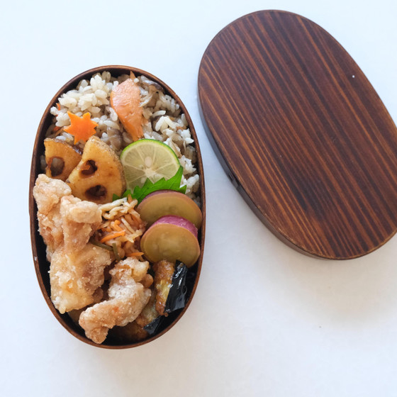 作り続けれらるお弁当　十月のお弁当（秋の炊き込みご飯、切り干し大根のはりはり漬け、さつまいもの甘煮、鶏の唐揚げ、揚げ茄子の生姜醤油和え、蓮根の甘辛煮）