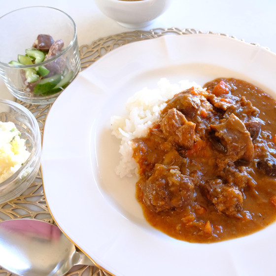 簡単だから何度でも　ルーから作るビーフカレー、スナップエンドウのポテサラ、砂肝ときゅうりの和え物、トロトロ卵のスープ、簡単なデザート
