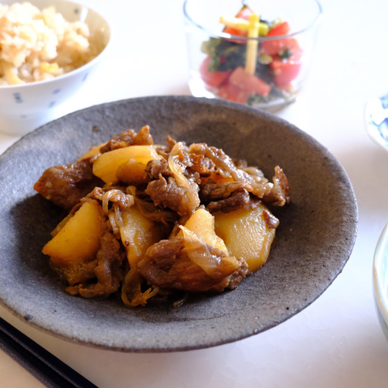 簡単だから何度でも　煮込みなしでも味がしっかり入る肉じゃが、フキご飯、新玉ねぎの鶏そぼろ餡、スナップエンドウと桜エビ、ホタルイカとネギの酢味噌和え、伽羅蕗（きゃらぶき）