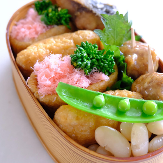 作り続けれらるお弁当　四月のお弁当（お稲荷さん、鯖の竜田揚げ、肉団子、大福豆の甘煮、桜でんぶ、新生姜の甘酢漬け）