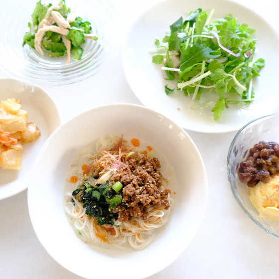 簡単だから何度でも　汁なし豆乳坦々素麺、めかじきのオイル煮サラダ仕立て、新玉ねぎの一口かき揚げ、ゴーヤの副菜、茹で小豆とアイスクリームのデザート