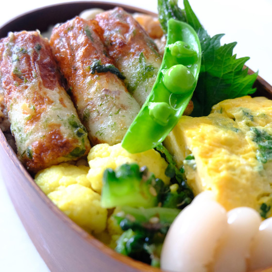 作り続けれらるお弁当　六月のお弁当（竹輪の磯辺揚げ、キャベツとじゃこのおかか和え、きゅうりの酢の物、マカロニサラダ、こんにゃくのピリ辛煮、厚焼き卵焼き（レシピ））