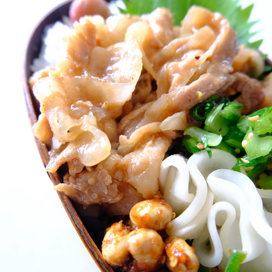 七月のお弁当（豚の生姜焼き、蕪のピクルス、蕪の葉の胡麻和え、炒り大豆の味噌炒め、ひじきと切り干し大根の和え物、ピーマンのきんぴら）