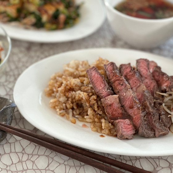 簡単だから何度でも　フライパンで焼くビーフステーキともやしの蒸らし炒め、ガーリック炒飯、糠漬けサラダ、厚揚げ豆腐のネギソース、トマトの冷たい味噌汁