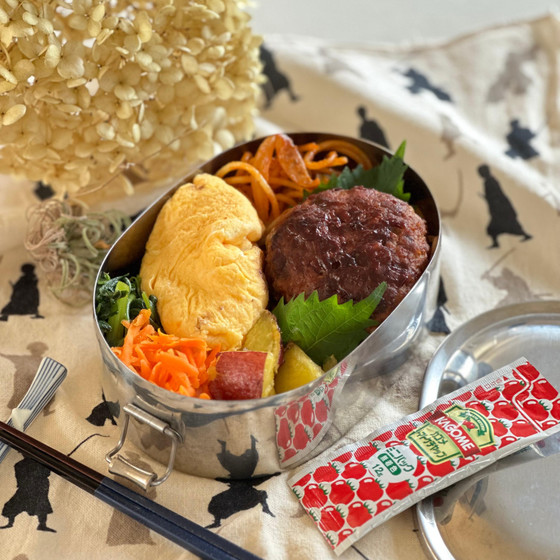 十一月のお弁当（ハンバーグ、ナポリタン、オムレツ、キャロットラペ、大学芋、ブロッコリーの蒸し炒め）