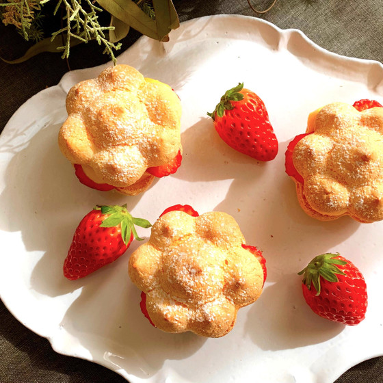 苺と濃厚クリームのふんわりサンド🍓と他２品🎁お花のカタチに焼き上げたふかふかの生地にたっぷりクリームを挟んだ春のブッセをはじめ3種類のお菓子を作ります✨