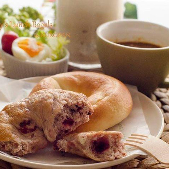 秋を感じるカフェランチ〜プレーンベーグルとベリー満載ベーグル