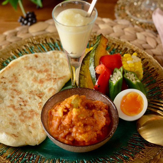 スパイスで作るチキンカレーとフライパンで焼くナン