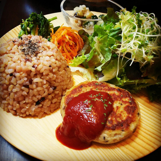 ヘルシー！「マクロビ・豆腐ハンバーグ」