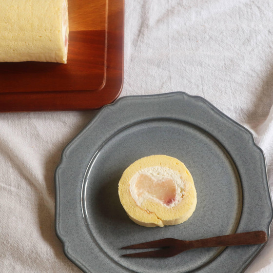 桃のロールケーキとミルクブランマンジェ
