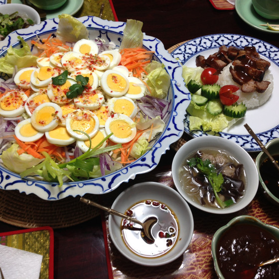 タイのランチ！春雨のスープとゆで卵のサラダ、叉焼のせご飯