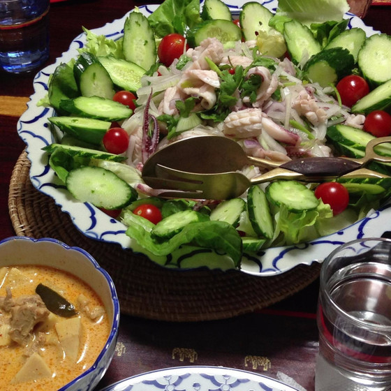 タイ料理入門　イカのサラダ＆鶏肉のレッドカレー