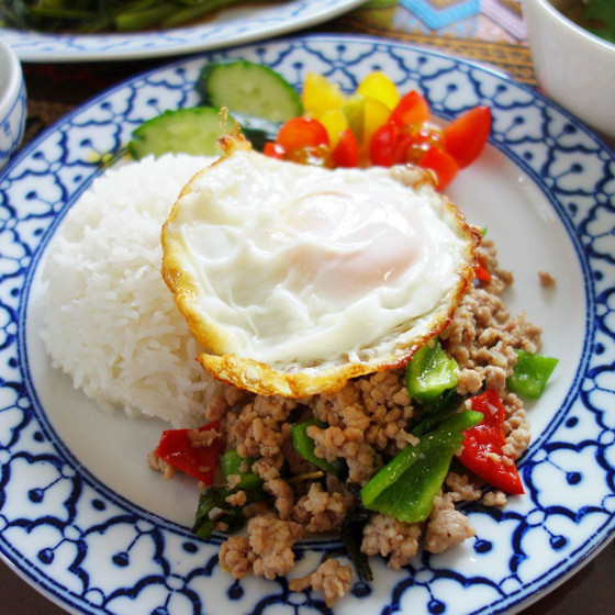 タイ料理入門♪大人気のガパオライス！＆イカのサラダ