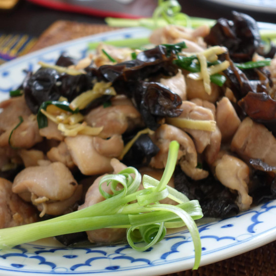 気軽にタイごはん♪鶏肉の生姜炒め＆あんかけ目玉焼き