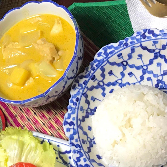 気軽にタイごはん♪イエローカレー＆カボチャの練り菓子