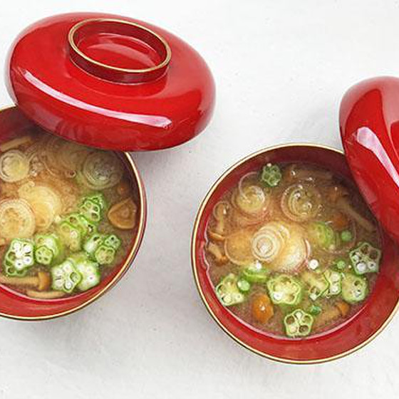 夏の味噌汁と土鍋ごはん　水茄子の浅漬け