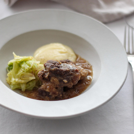 牛すね肉の白ワイン煮 新じゃがのピュレと春キャベツ添え