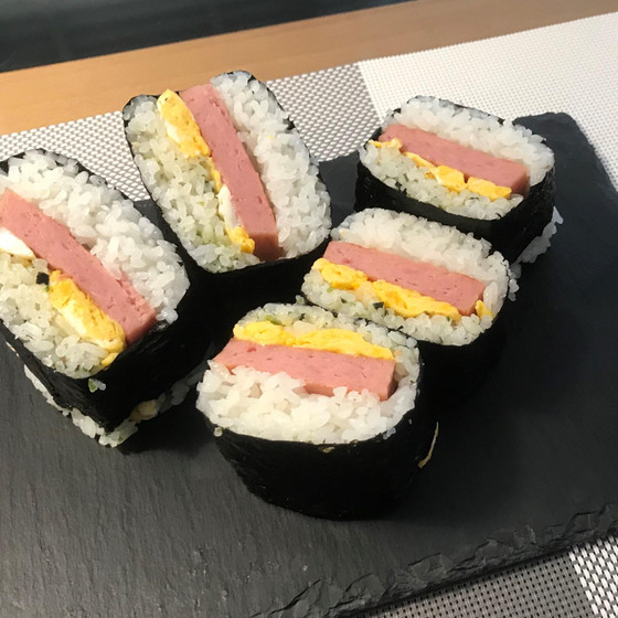 チキンが焼けるのを待つ間は、スパムお結びで一息。