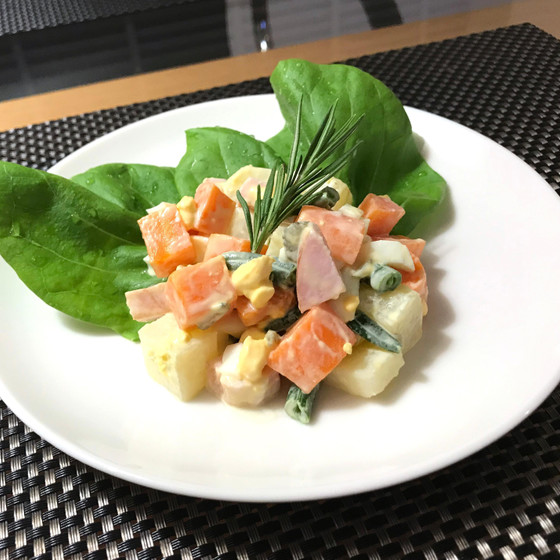 サラダも作ります。味付けはロシア風、ご期待ください。
