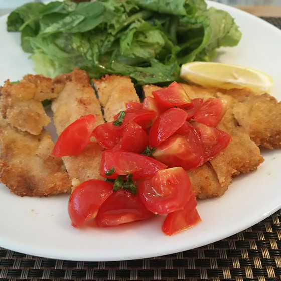 レモン醤油で十分美味しいのですがお洒落なソースも。