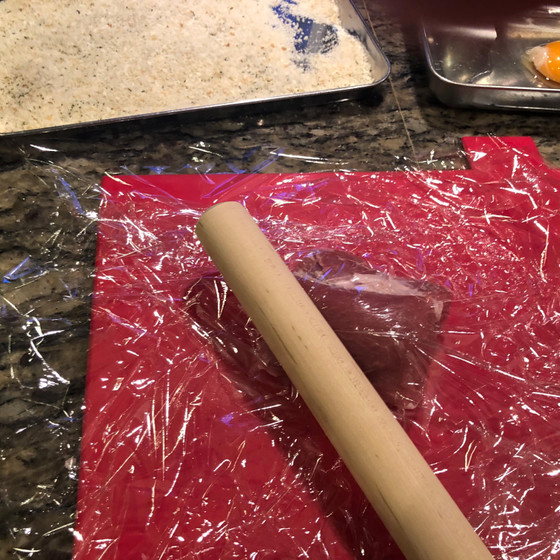 肉叩きがなくても大丈夫。麺棒でトントントン！