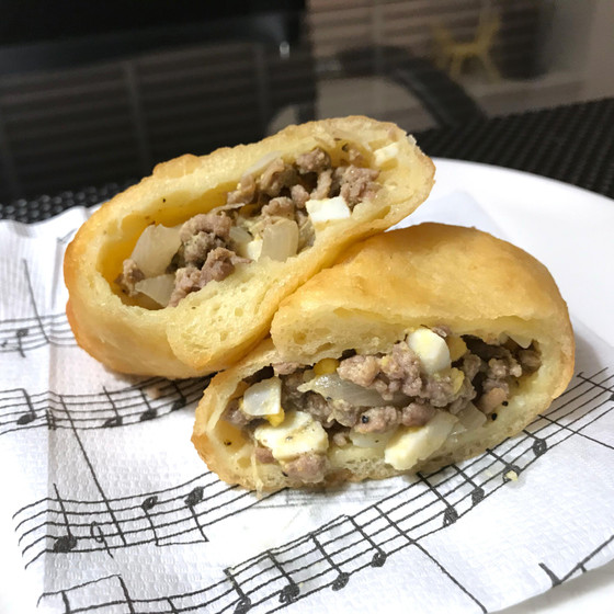 中の具材は2種。
定番のひき肉とゆで卵。