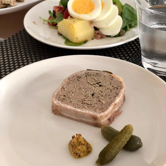 肉パテには手作りマスタードとコルニションを添えて。
