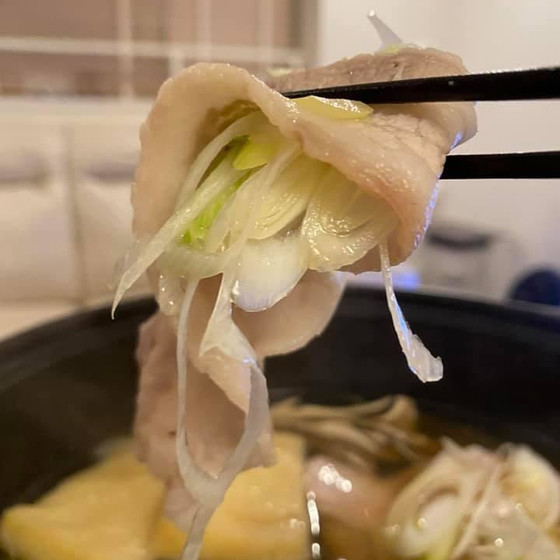 豚バラ肉でシャキシャキ感の残る白ネギを包んで。
