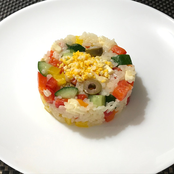 ライスサラダはセルクルに入れてもおしゃれです。