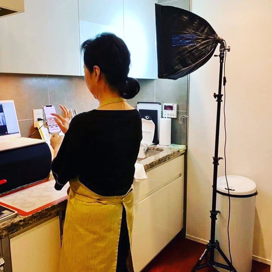 キッチン全体も照明を使って明るく。