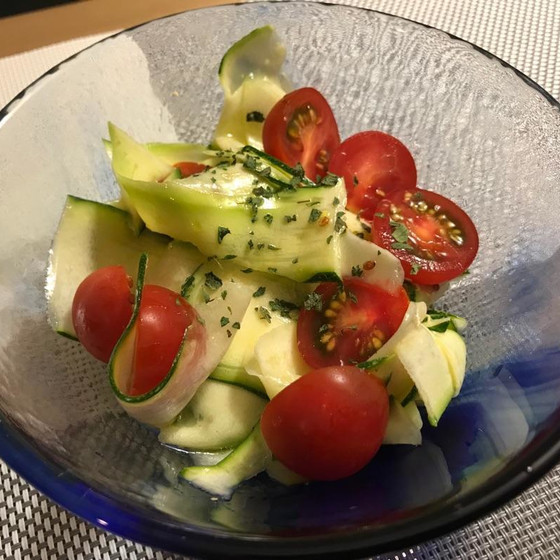 ズッキーニとミニトマトのさわやかなサラダです。