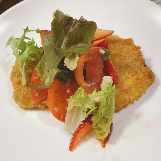 ごく少量の油とバターでカリッと揚げ焼きします。