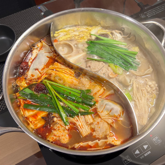 火鍋のスープは２種作ります。