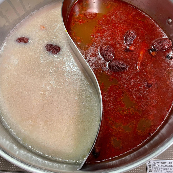 スープは赤と白の2種類作ります。