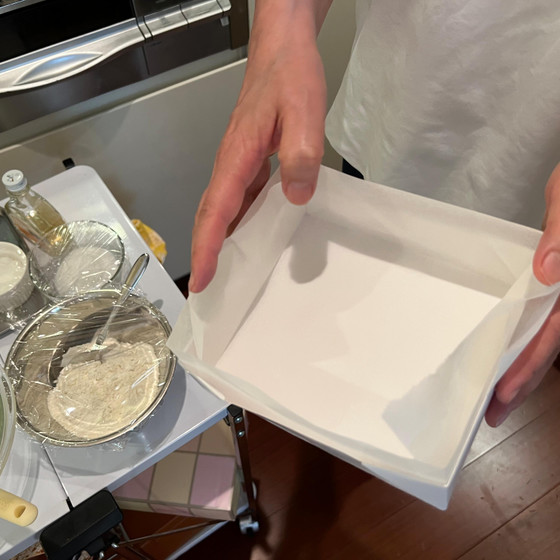スポンジ生地を焼く型はA4サイズの紙で折って作ります。