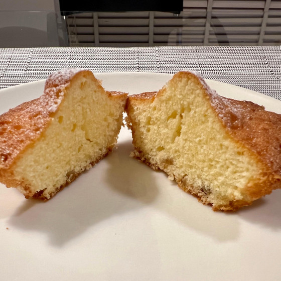 プレーンの生地にレモンピールを入れました。