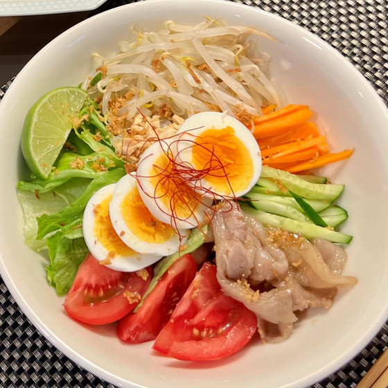 具材はお好みの野菜と味付けをした豚肉。
この豚肉が絶品