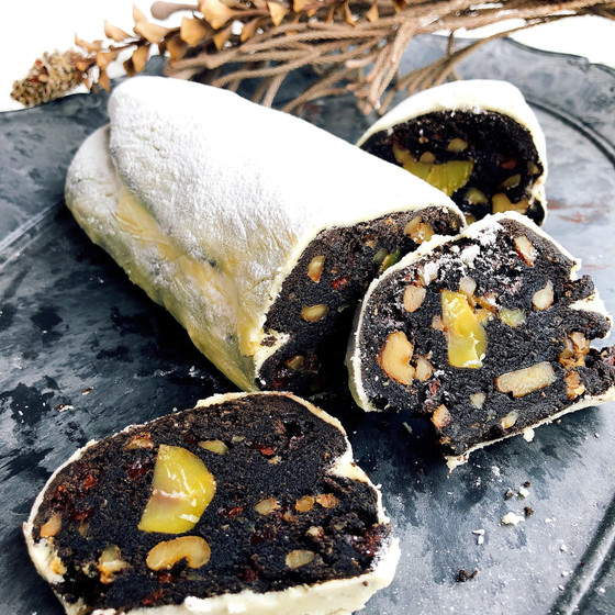 黒ビールカンパーニュ  栗とチョコのシュトーレン