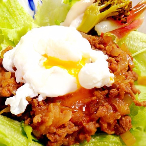 【カレー＆パン】スパイシードライカレー＆ポーチドエッグ＆パン