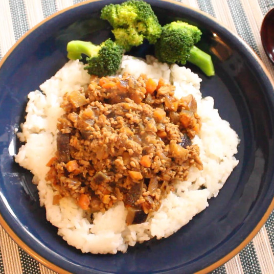 イチから作るキーマカレーとエスニック風焼きとりを楽しもう