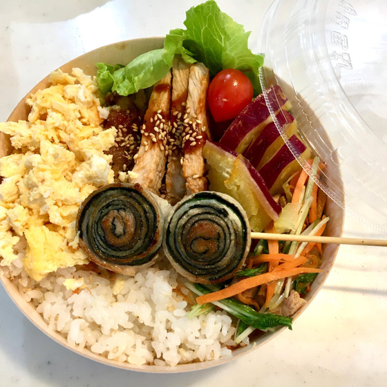 【10月12名限定リラメニュー】1人で全部仕上げる！ボリュームたっぷり肉弁当