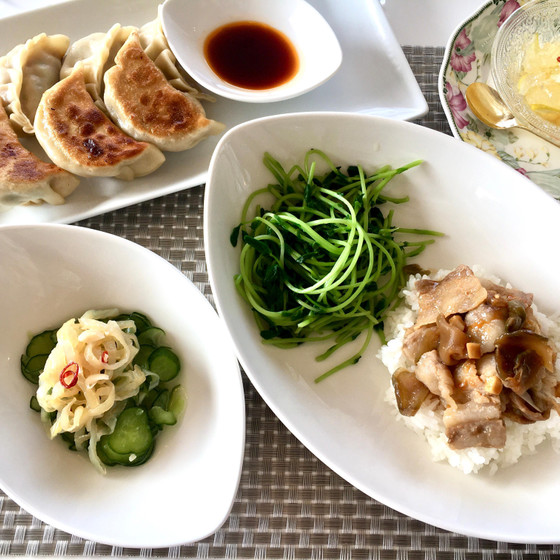 【11月限定シーメニュー】皮から作って楽しい！今夜は餃子で中華気分