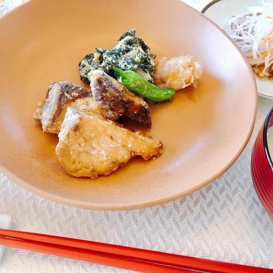 【2】鰤の竜田揚げ＆長芋わかめ天/雑穀ごはん