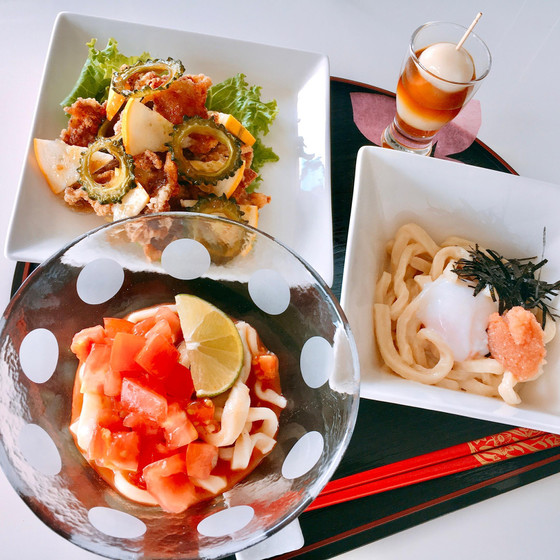 【8月限定リラメニュー】コシと風味が違う！手打ちうどん2種 豚竜田揚げサラダとみたらし団子の和献立